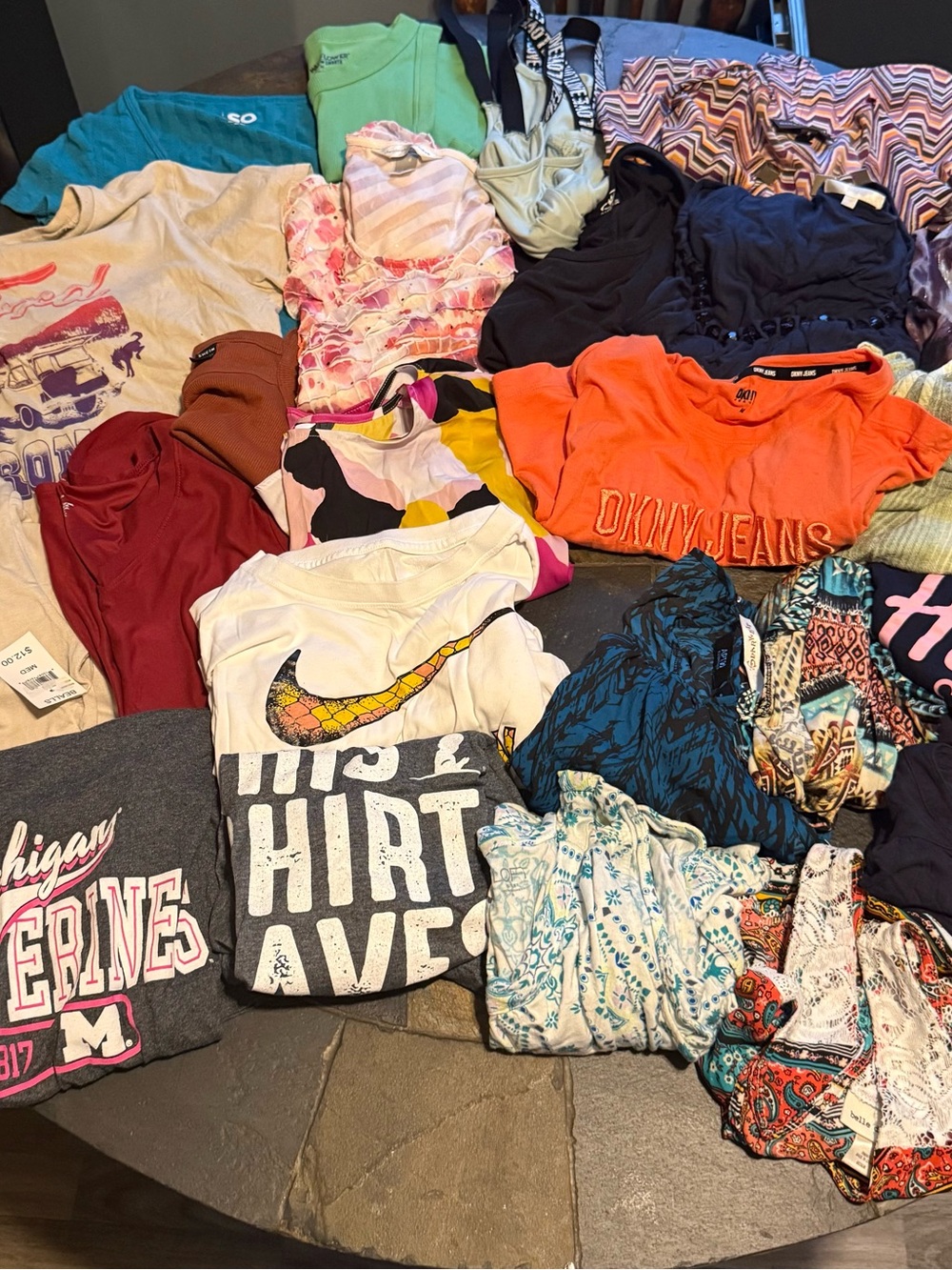 Clothing bundle of 20+ shirts, crop tops, and tank tops